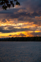Sonnenuntergang im Herbst am Bodensee Kraftvoll 