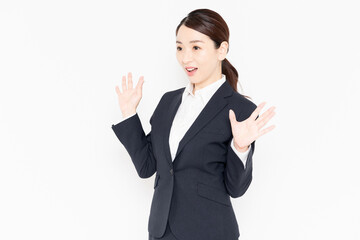 驚いたポーズをするビジネスウーマン