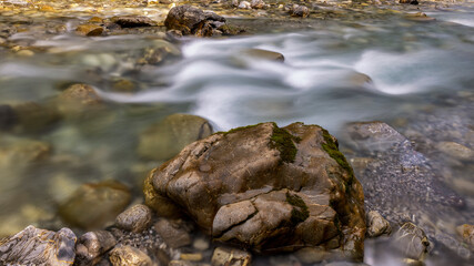 Fototapeta na wymiar Steine an einem Flussbett 