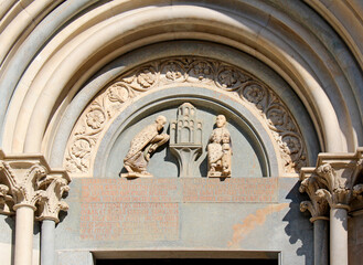 Basilica di Sant'Andrea  a Vercelli; il coronamento del portale di sinistra. Nella lunetta il cardinal Guala Bicchieri offre la chiesa a Sant'Andrea - obrazy, fototapety, plakaty