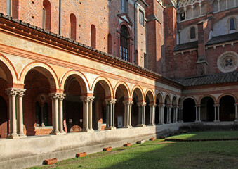 Basilica di Sant'Andrea  a Vercelli; un lato del chiostro