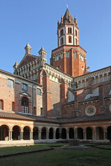 Fototapeta na wymiar Basilica di Sant'Andrea a Vercelli; il transetto nord e la torre del tiburio dal chiostro