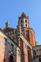Fototapeta na wymiar Basilica di Sant'Andrea a Vercelli; la torre del tiburio dal chiostro