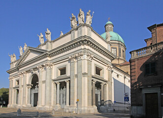 la facciata del Duomo di Vercelli