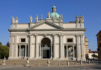 Fototapeta na wymiar la facciata del Duomo di Vercelli