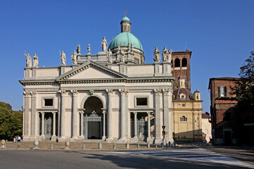 Fototapeta na wymiar la facciata del Duomo di Vercelli