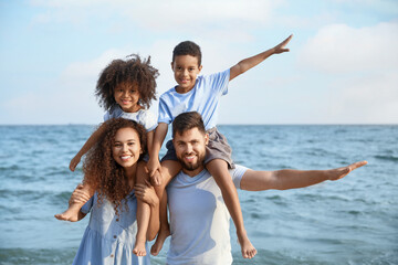 Fototapeta na wymiar Happy family on sea beach