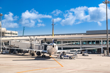 沖縄那覇空港旅客ターミナルビルと待機中の航空機