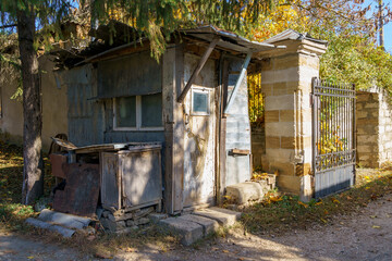 An old small booth or gatehouse at the gates of the grounds.