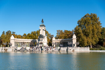 Fototapeta na wymiar Lake of the Buen Retiro park in Madrid