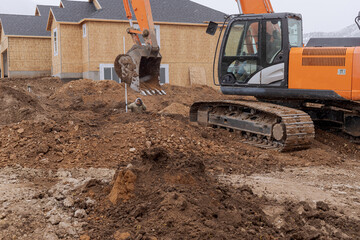 Hombres Latinos trabajando en excavación para construcción en Estados Unidos durante el invierno.