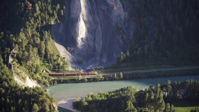 Zug in Schweizer Tallandschaft