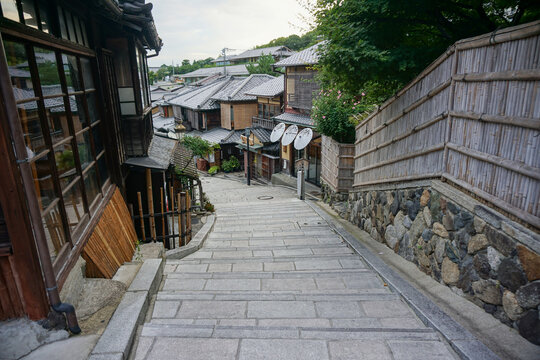 京都 清水寺へ続く観光スポット 産寧坂の階段の景色