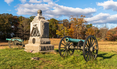 A Union monument and civil war cannons in the Wheatfield on the Gettysburg National Military Park on a sunny fall day - obrazy, fototapety, plakaty
