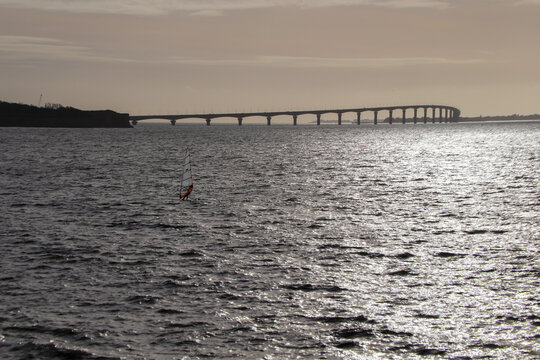 Nouvelle-Aquitaine - Charente-Maritime - L'Houmeau - Planche &agrave; voile pr&egrave;s du Pont de l'&icirc;le de R&eacute;