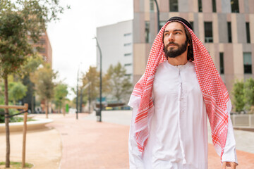 Obraz premium Arab male strolling in downtown