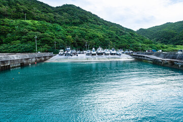 沖縄ケラマ阿波連港　台風避難でで陸揚げしたダイビング船