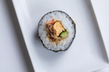 白い背景に映える巻き寿司