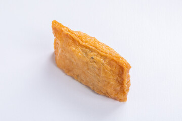 白い背景といなり寿司