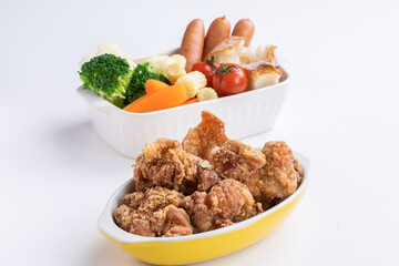 チキンとカラフルな蒸し野菜
白い背景に並べられたパーティー料理