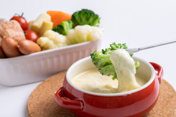 チーズホンデュとカラフルな蒸し野菜　
パーティー料理が並ぶ白いテーブル