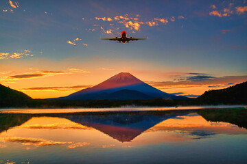 富士山上空を飛行する航空機