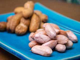 茹でて殻を剥いた落花生。おつまみやおやつに。