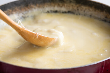 鍋の中でとろけるチーズ　
チーズホンデュのチーズ