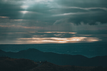 빛이 내리는 바다