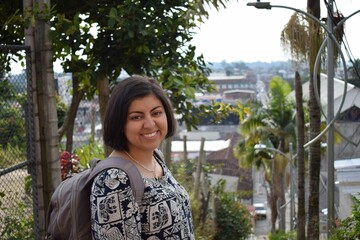 Chica Paseando Pueblo