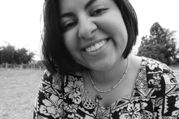 Chica Paseando Pueblo tomandose selfie, chica sonriendo para foto