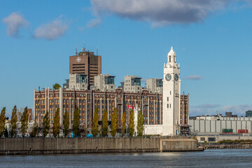 Tour de l'horloge du vieux-port de Montréal par une belle journée ensoleillé d'automne.