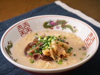 白いスープの豚骨ラーメン。キクラゲとメンマをトッピングして。