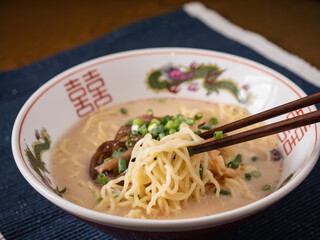 白いスープの豚骨ラーメン。キクラゲとメンマをトッピングして。