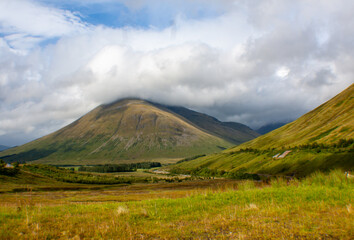 The beautiful green landscapes of Scotland © Marcin
