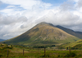 The beautiful green landscapes of Scotland © Marcin