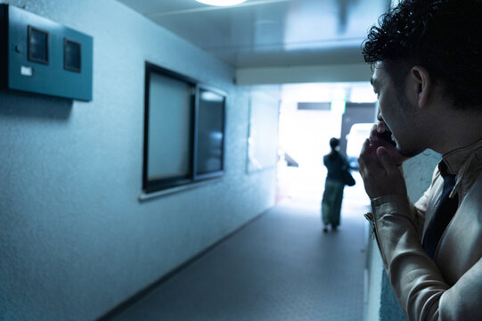 探偵や私服刑事の尾行のイメージに使えそうなアジア人（日本人）男性　コピースペースあり