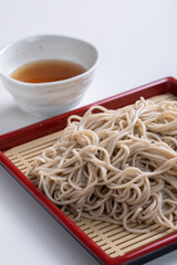 白い背景とざる蕎麦