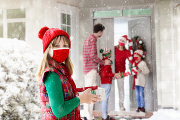 Obraz premium Family on Christmas day. Kids with gifts at door.