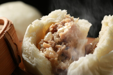 湯気の上がる出来たての中華まん