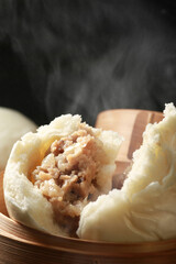 湯気の上がる熱々の肉まん