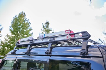 Fototapeta premium 内装業者の車に乗った脚立