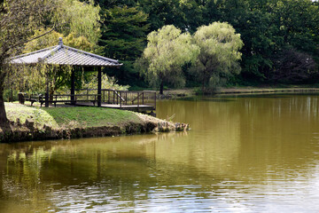Fototapeta na wymiar 日本の東屋（休憩スペース）と池