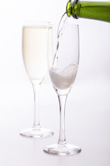 グラスに注がれるシャンパン　
グラスに注がれるスパークリングドリンク