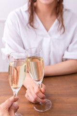 シャンパンで乾杯する男女　
記念日を祝う二人