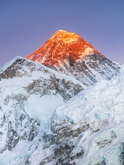 Blick auf den Mount Everest im Abendlicht unter blauem Himmel im vertikalen Rahmen in riesiger Auflösung