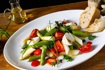 Asparagus salad with strawberries, tomatoes and goat cheese