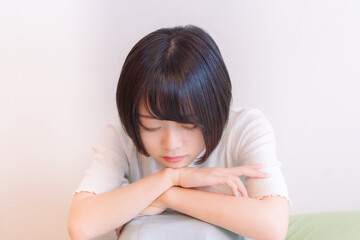 Naklejka premium 座ったまま寝る女性