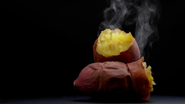 ヤキイモ　黒背景で熱々の焼き芋を回す動画