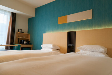 ベッドとデスクのあるビジネスホテルの部屋